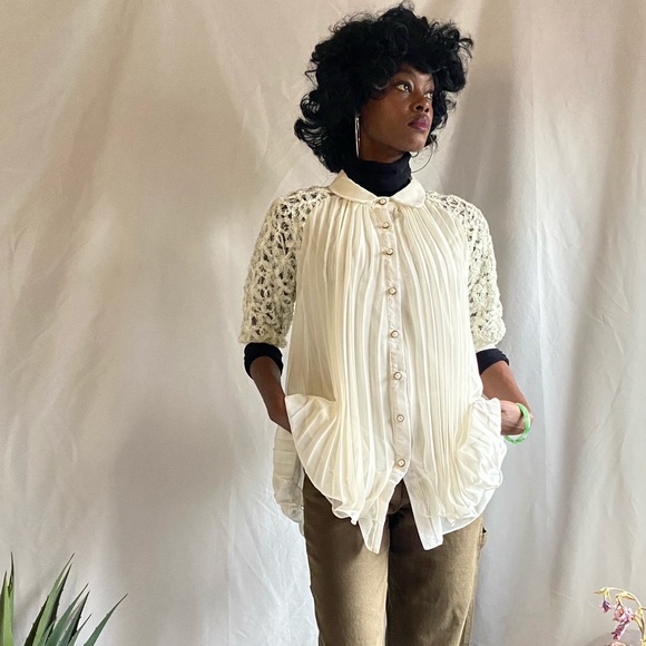Vintage Off white pleated blouse with pearl buttons - Picture 13 of 17